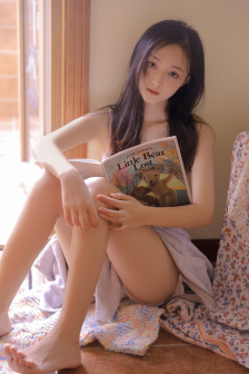 宝宝把脚叉大一点就不疼了